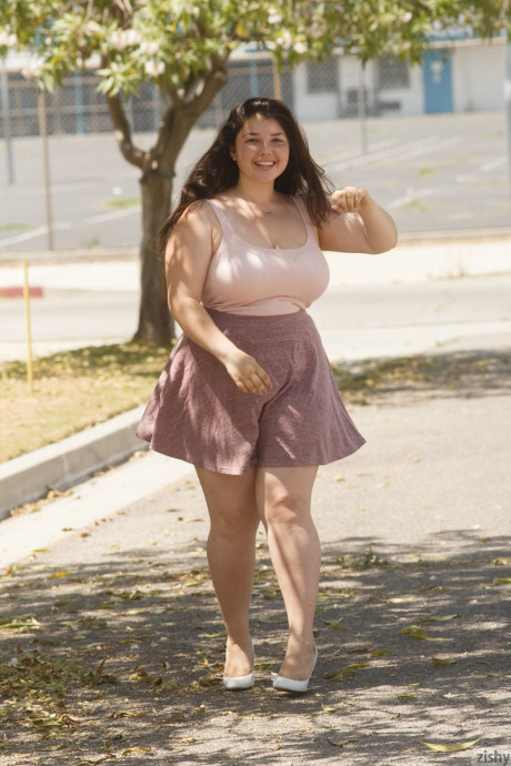 Curvy girlfriend Carolina Munoz shows her meaty ass and lacy white undergarment