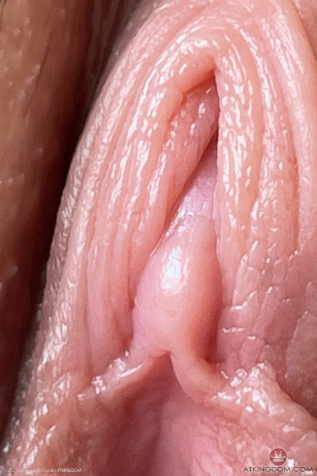 Teen Lily Adams shows her feet & her muff with a tampon in outdoor closeups