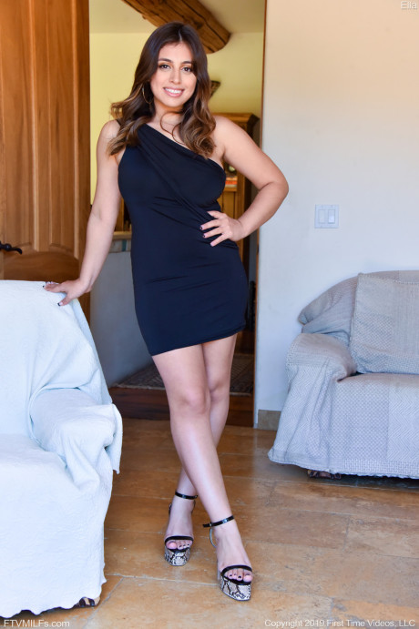 Curvy beauty Ella plays with her amazing natural melons and poses nude