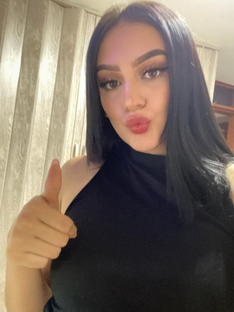 Beautiful OnlyFans cam babe Karina Fernandez shows off her enormous booty