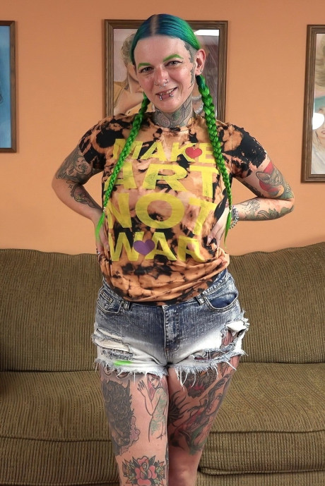 Green-haired bitch Vibe Ryder unveils her tattoo-covered body & gives a bj