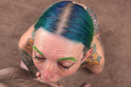 Green-haired bitch Vibe Ryder unveils her tattoo-covered body & gives a bj