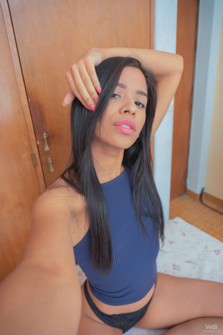 Slender Karin Torres exposes her great cunt lips while taking nude selfies