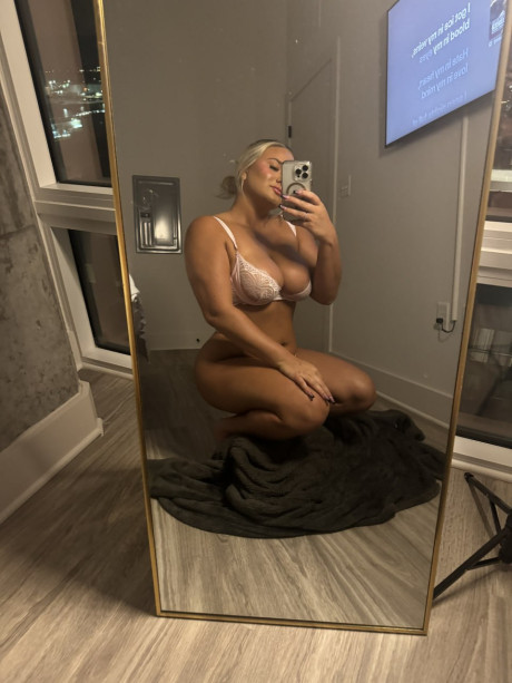 Curvy Onlyfans cam babe Lexi Gogogo flaunts her monstrous behind in a cute compilation