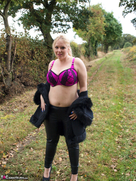 Blondy amateur Sindy Bust looses her giant boobs near a farmer's field