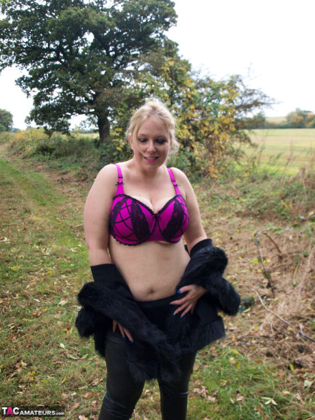 Blondy amateur Sindy Bust looses her giant boobs near a farmer's field