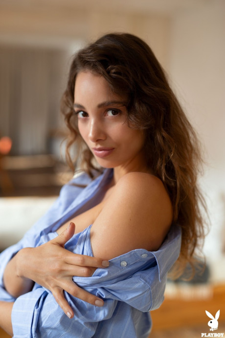 Colombian babe Calypso Muse loses her dress shirt & shows her natural titties