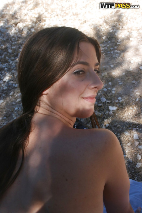 Amateur homemade porn action features a hardcore fuck of hot babe outdoor
