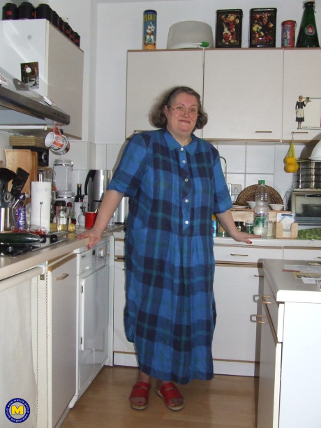Chunky old housewife Birgid masturbates with a cucumber in the kitchen