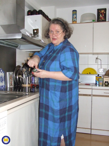 Chunky old housewife Birgid masturbates with a cucumber in the kitchen