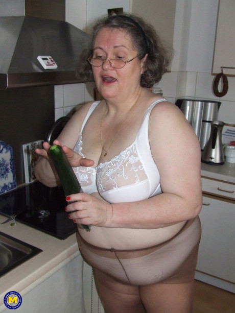 Chunky old housewife Birgid masturbates with a cucumber in the kitchen