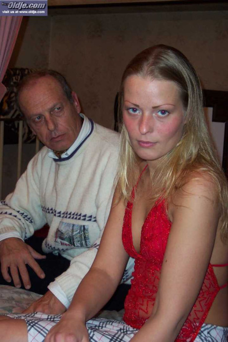 Young teenie amateur Zafira bends over a bed to get dicked by an old lover