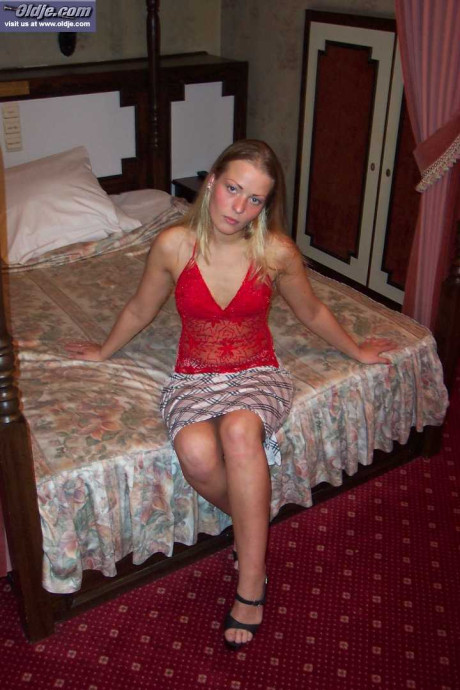 Young teenie amateur Zafira bends over a bed to get dicked by an old lover