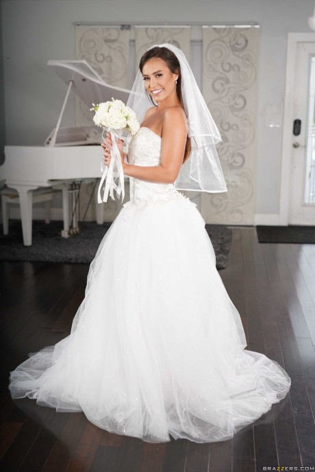 Gorgeous bride Kelsi Monroe doffs her wedding dress to show her slender body