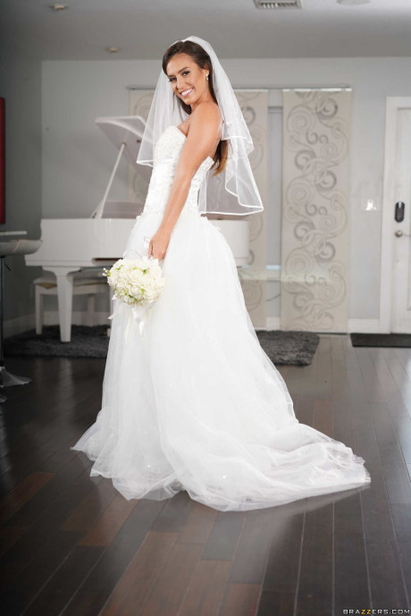Gorgeous bride Kelsi Monroe doffs her wedding dress to show her slender body