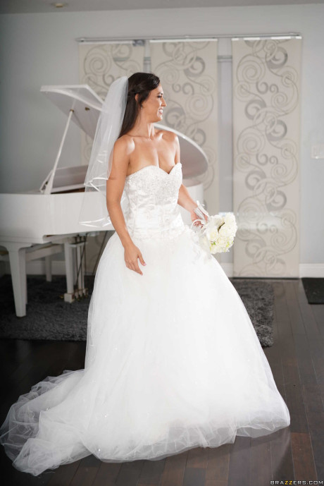 Gorgeous bride Kelsi Monroe doffs her wedding dress to show her slender body