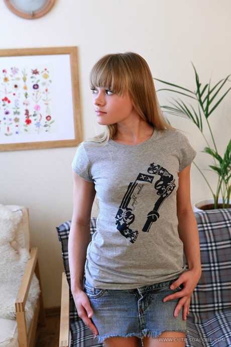 Teenie blond skank girl girl Willa strips undressed in her living room and plays with her pussi