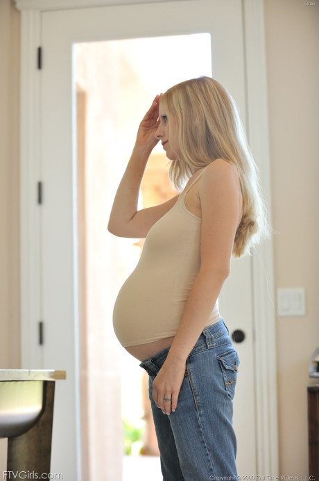 Pregnant blonde teenie Leah reveals her saggy titties and milks her giant nipple