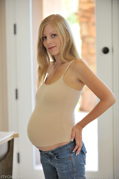 Pregnant blonde teenie Leah reveals her saggy titties and milks her giant nipple