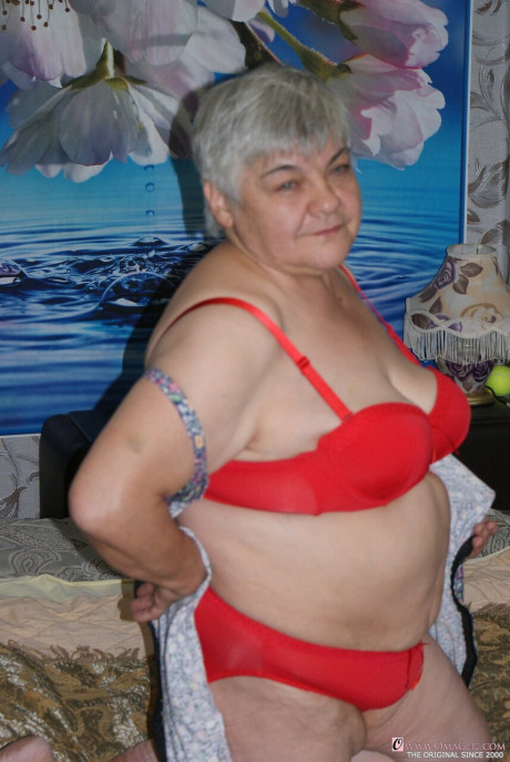 Short-haired grandmother Oma Geil unveils her saggy melons & spreads her silky cunt