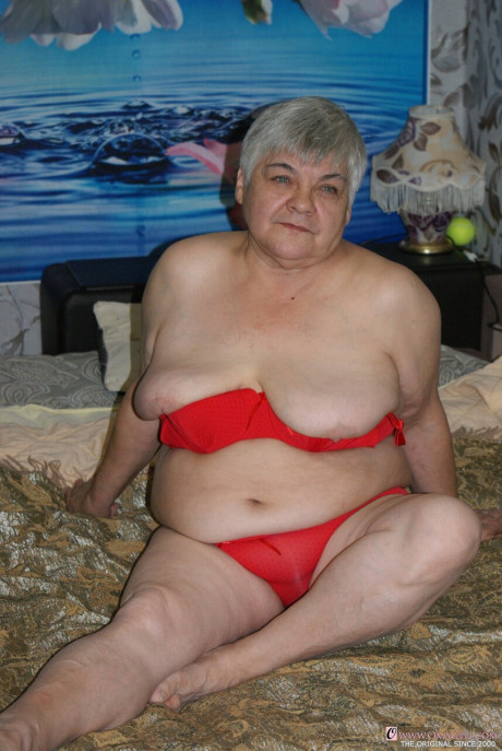 Short-haired grandmother Oma Geil unveils her saggy melons & spreads her silky cunt