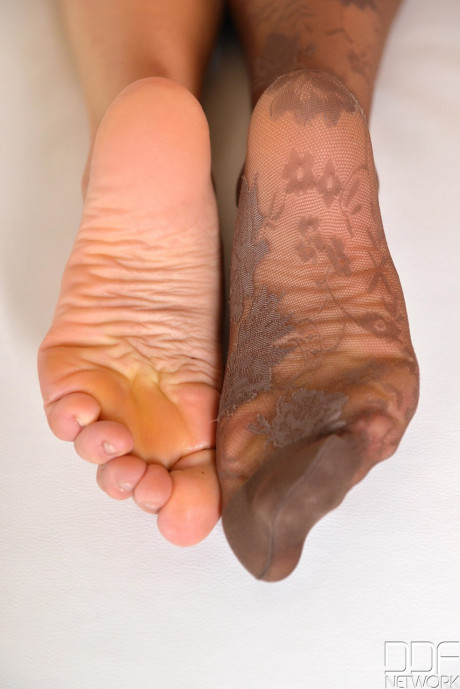 Saucy brunette Lorena poses in her stockings before worshiping her own toes