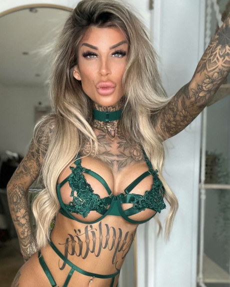 Yellow-haired amateur Jacky Inked poses in green lacy undies in a cute solo