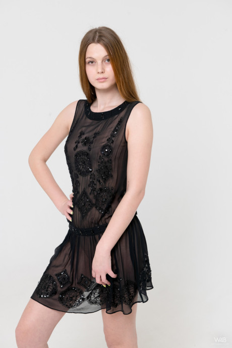 Glam babe Dariele undresses & spreads her legs meaty to show her pretty twat