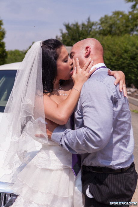 Stunning bride with nice boobs Victoria Blaze takes a dick in front of a car