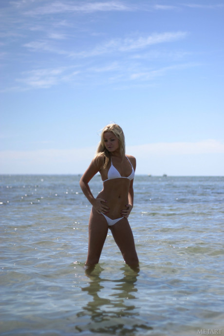 Glamour babe Maya B peels off her bikini to show her huge butt & her round breasts