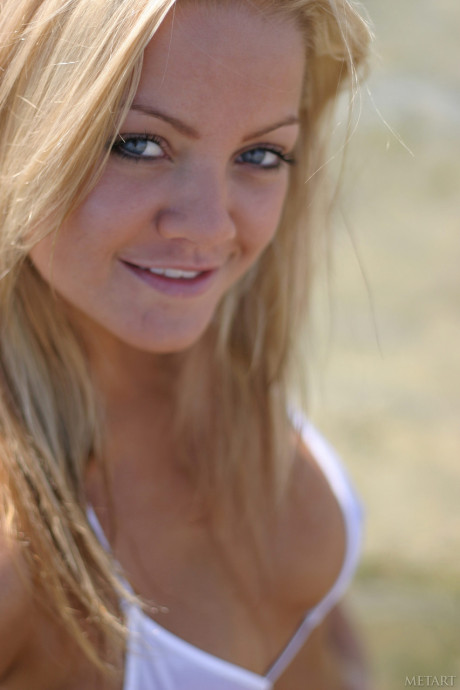 Glamour babe Maya B peels off her bikini to show her huge butt & her round breasts