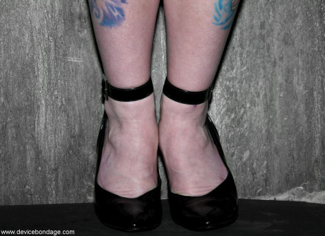 Tattooed yellow-haired MILF posing in her cute ebony dress and high heels