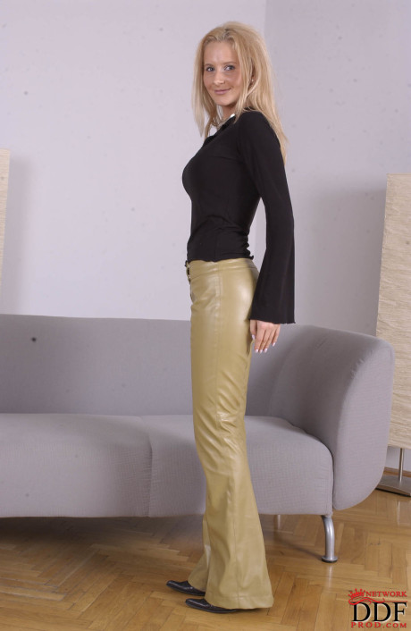 DDF Busty Vivien Sz