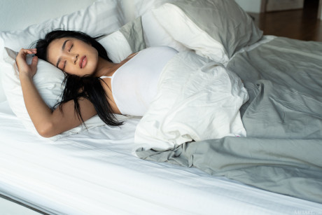 Chinese beauty Kahlisa shows off her big breasts fully naked in her hotel room