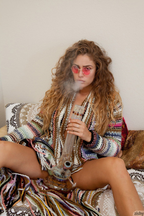 Hot babe Serina Cardoni smokes shisha & models pretty body in different outfits