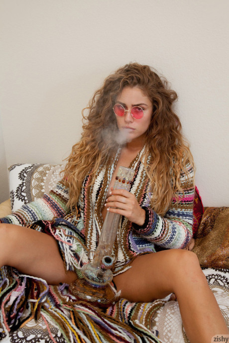 Hot babe Serina Cardoni smokes shisha & models pretty body in different outfits