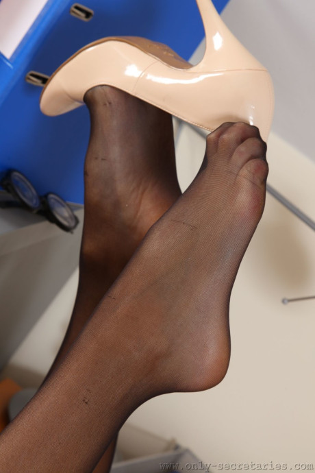 Curvaceous MILF Tammy Taylor squeezes her perfect natural boobies in the office