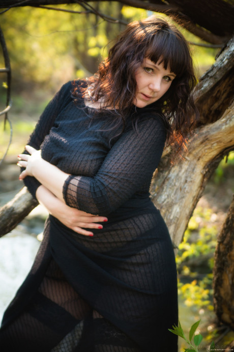 Ravishing chubby MILF shows off her ravishing curves all naked outdoors