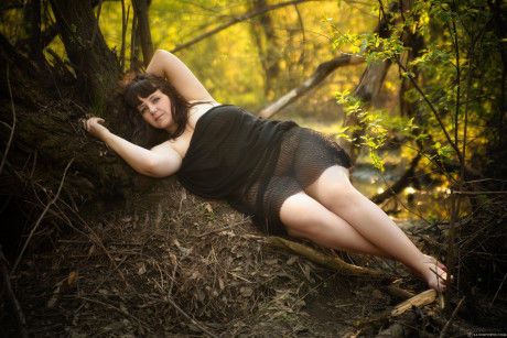 Ravishing chubby MILF shows off her ravishing curves all naked outdoors