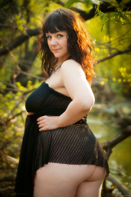 Ravishing chubby MILF shows off her ravishing curves all naked outdoors