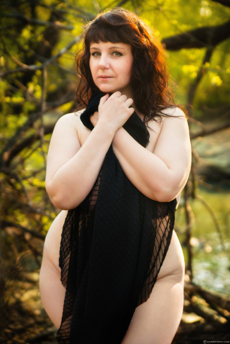 Ravishing chubby MILF shows off her ravishing curves all naked outdoors