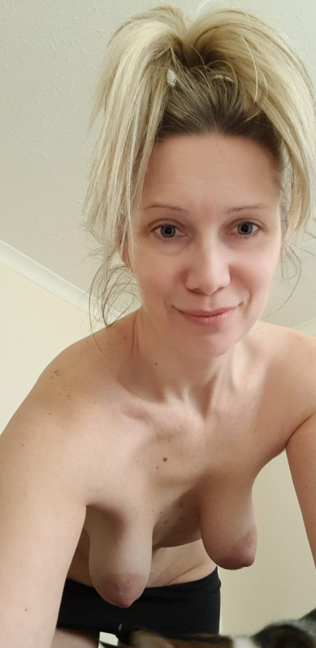 Yellow-haired solo model takes self shots during a totally nude session