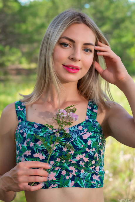 Met Art performed by Roxy Hot Pictures