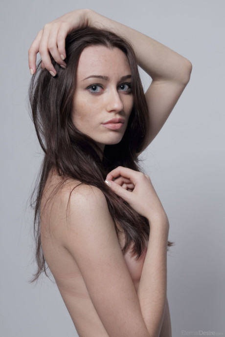 Pretty brunette babe Zsanett Tormay shows her flawless nude body