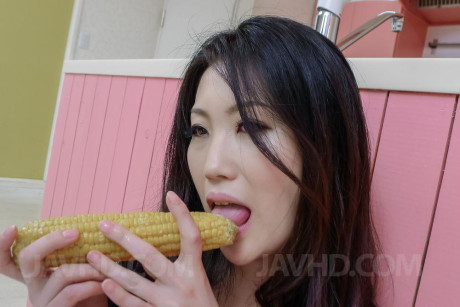 Naomi Sugawara oriental uses corn and cucumber to fuck her poonanie