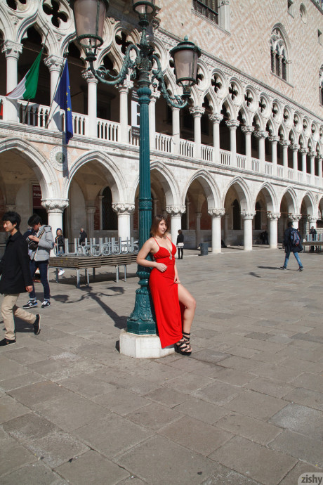 Italian goddess Carolina Firenze loses her dress in a hot public striptease