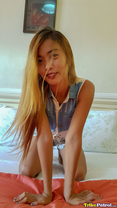 Beautiful attractive amateur Filipina Khay Del Rosario receives an unexpected facial cumshot