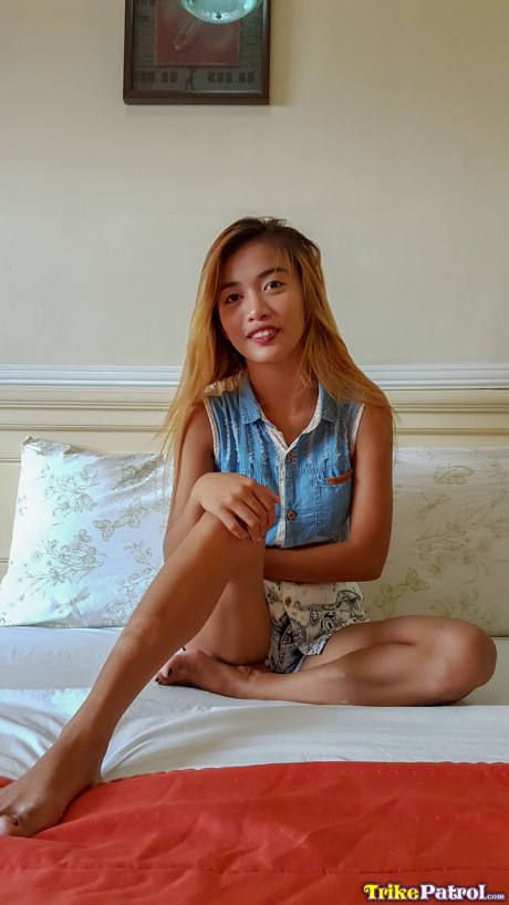 Beautiful attractive amateur Filipina Khay Del Rosario receives an unexpected facial cumshot