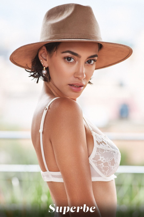 Pretty lovely Mexican babe Danny Hernandez shows off her gorgeous nude body