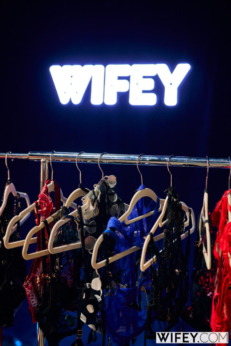 Wifey performed by Sheem, Summer Starz naked Pictures